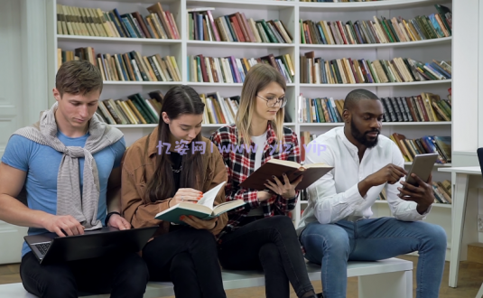视频素材-多种族排排坐读书